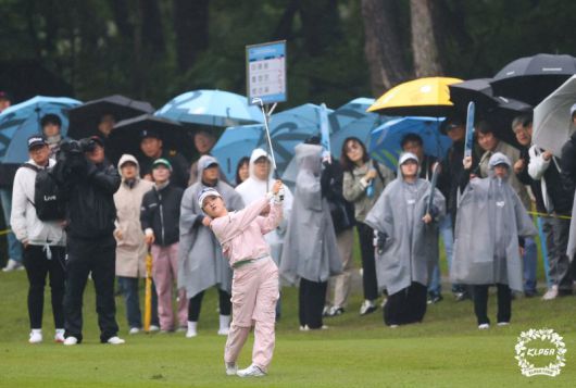 10일 경기 용인시 기흥구 수원CC에서 열린 'NH투자증권 레이디스 챔피언십' 2R, 이예원이 1번홀에서 티샷을 하고 있다. KLPGA 제공
