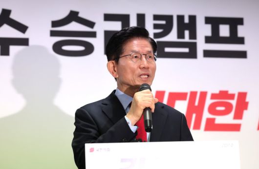 국민의힘으로부터 대통령선거 후보 자격이 취소된 김문수 후보가 10일 오전 서울 여의도에 마련된 대선 캠프 사무실에서 긴급기자회견을 하고 있다. 뉴스1