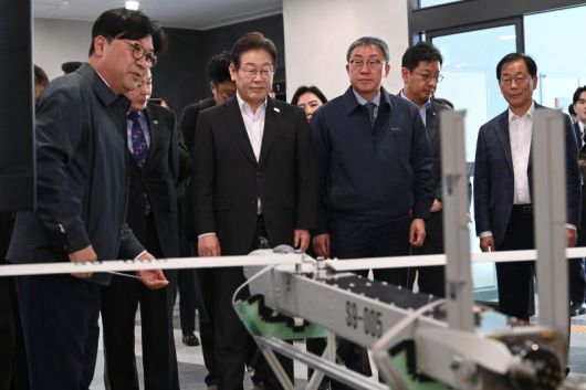 이재명 제21대 대통령 선거 더불어민주당 경선 후보가 4월 17일 대전 유성구 국방과학연구소를 방문해 AI기반 무인체계 연구개발 현장을 둘러보고 있다. 사진=뉴시스