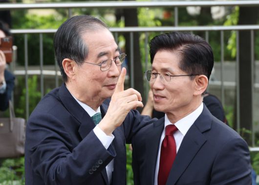 [서울=뉴시스] 조성우 기자 = 김문수 국민의힘 대선 후보와 한덕수 무소속 대선 후보가 8일 서울 국회 사랑재에 위치한 커피숍에서 회동을 마친 후 인사를 하고 있다. 2025.05.08. photo@newsis.com <저작권자ⓒ 공감언론 뉴시스통신사. 무단전재-재배포 금지.> /사진=뉴시스화상