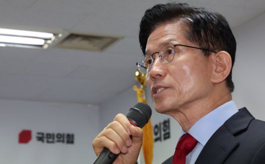 국민의힘으로부터 대통령선거 후보 자격이 취소된 김문수 후보가 10일 오전 서울 여의도에 마련된 대선 캠프 사무실에서 긴급기자회견을 하고 있다. 뉴스1