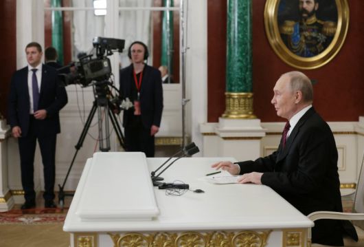 블라디미르 푸틴 러시아 대통령이 10일(현지시간) 러시아 모스크바 크렘린궁에서 오는 15일 튀르키예 이스탄불에서 우크라이나와 조건없는 직접 협상하는 것을 제안하는 내용을 포함한 담화를 발표하고 있다. EPA연합뉴스