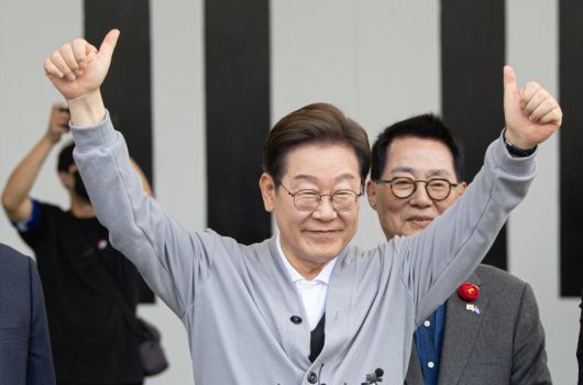 경청투어에 나선 이재명 더불어민주당 대통령 후보가 11일 오후 전남 해남군 군민광장 야외공연장에서 연설에 앞서 엄지를 들어보이고 있다. 사진=뉴스1