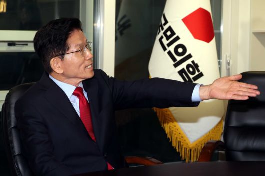 김문수 국민의힘 대선후보가 10일 오전 서울 여의도 국민의힘 중앙당사 대통령후보실에서 캠프 관계자들과 대화를 하고 있다. /사진=뉴시스