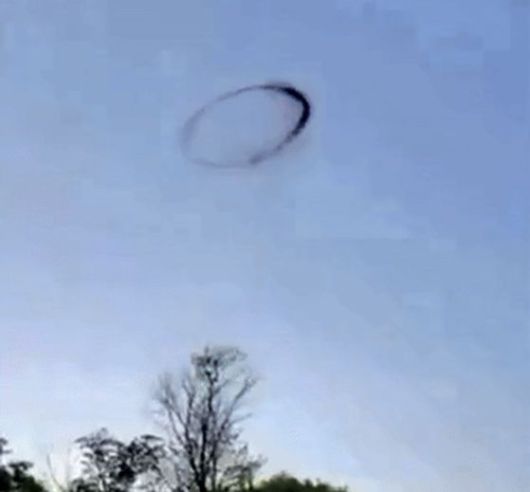 미국 캔자스주 상공에서 거대한 검은 고리 형태의 특이 현상이 목격됐다. 폭스웨더