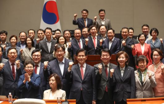 국민의힘이 후보 단일화를 위한 여론조사 사태로 극심한 내홍을 겪은 가운데 '기호 2번'을 최종 낙점받은 김문수 후보(앞줄 오른쪽 네번째)를 비롯해 권성동 원내대표(앞줄 오른쪽 다섯번째) 등 국민의힘 의원들이 11일 국회에서 열린 의원총회에서 기념촬영을 하고 있다. 연합뉴스