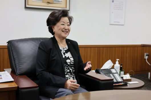 박윤경 대구상공회의소 회장이 최근 집무실에서 가진 인터뷰에서 지난 1년간 대구상공회의소가 대구지역 경제 활성화를 위해 노력한 성과에 대해 설명하고 있다. 대구상공회의소 제공