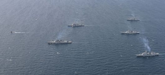 한미 해군은 지난 8일부터 11일까지 동해에서 한미 해군의 압도적인 전력으로 적의 해상도발에 대한 즉각적인 대응태세를 확립하고 연합작전 수행능력을 강화하기 위한 연합 해상훈련을 실시한 가운데 한미 연합 해군이 5월 8일 전술기동을 하고 있다.(함정 기동 방향 기준 앞쪽 윗줄부터 잠수함(SS-II), 미 해군 윌리엄로렌스함(DDG), 율곡이이함(DDG), 양만춘함(DDH-Ⅰ), 대조영함(DDH-II), 광개토대왕함(DDH-Ⅰ) 해군 제공