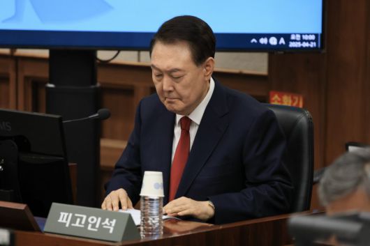 12·3 비상계엄을 선포해 내란 우두머리 혐의로 재판에 넘겨진 윤석열 전 대통령이 지난 4월 21일 오전 서울 서초구 서울중앙지법 417호 법정에 앉아 재판 시작을 기다리고 있다. /사진=뉴시스