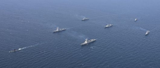 한미 해군은 지난 8일부터 11일까지 동해에서 한미 해군의 압도적인 전력으로 적의 해상도발에 대한 즉각적인 대응태세를 확립하고 연합작전 수행능력을 강화하기 위한 연합 해상훈련을 실시한 가운데 한미 연합 해군이 5월 8일 전술기동을 하고 있다.(함정 기동 방향 기준 앞쪽 좌측부터 잠수함(SS-II), 미 해군 윌리엄로렌스함(DDG), 율곡이이함(DDG), 양만춘함(DDH-Ⅰ), 대조영함(DDH-II), 광개토대왕함(DDH-Ⅰ), 대구함(FFG-II) 해군 제공                                    한미 해군은 지난 8일부터 11일까지 동해에서 한미 해군의 압도적인 전력으로 적의 해상도발에 대한 즉각적인 대응태세를 확립하고 연합작전 수행능력을 강화하기 위한 연합 해상훈련을 실시한 가운데 한미 연합 해군이 5월 8일 전술기동을 하고 있다.(왼쪽부터 잠수함(SS-II), 율곡이이함(DDG), 미 해군 윌리엄로렌스함(DDG), 양만춘함(DDH-Ⅰ), 대조영함(DDH-II), 광개토대왕함(DDH-Ⅰ), 대구함(FFG-II) 해군 제공                                    한미 해군은 지난 8일부터 11일까지 동해에서 한미 해군의 압도적인 전력으로 적의 해상도발에 대한 즉각적인 대응태세를 확립하고 연합작전 수행능력을 강화하기 위한 연합 해상훈련을 실시한 가운데 한미 연합 해군이 5월 8일 전술기동을 하고 있다.(윗줄부터 양만춘함(DDH-Ⅰ), 미 해군 윌리엄로렌스함(DDG), 잠수함(SS-II), 율곡이이함(DDG) 해군 제공                                    한미 해군은 지난 8일부터 11일까지 동해에서 한미 해군의 압도적인 전력으로 적의 해상도발에 대한 즉각적인 대응태세를 확립하고 연합작전 수행능력을 강화하기 위한 연합 해상훈련을 실시한 가운데 율곡이이함(DDG)과 미 해군 P-8 해상초계기가 5월 9일 한미 연합 해상대특수전부대작전(MCSOF) 훈련을 하고 있다. 해군 제공                                    한미 해군은 지난 8일부터 11일까지 동해에서 한미 해군의 압도적인 전력으로 적의 해상도발에 대한 즉각적인 대응태세를 확립하고 연합작전 수행능력을 강화하기 위한 연합 해상훈련을 실시한 가운데 율곡이이함(DDG) 장병들이 5월 9일 전투지휘실에서 한미 연합 해상대특수전부대작전(MCSOF) 훈련을 하고 있다. 해군 제공                                    한미 해군은 지난 8일부터 11일까지 동해에서 한미 해군의 압도적인 전력으로 적의 해상도발에 대한 즉각적인 대응태세를 확립하고 연합작전 수행능력을 강화하기 위한 연합 해상훈련을 실시한 가운데 임병래함(PKG) 장병들이 5월 9일 한미 연합 해상대특수전부대작전(MCSOF) 훈련을 하고 있다. 해군 제공                                    한미 해군은 지난 8일부터 11일까지 동해에서 한미 해군의 압도적인 전력으로 적의 해상도발에 대한 즉각적인 대응태세를 확립하고 연합작전 수행능력을 강화하기 위한 연합 해상훈련을 실시한 가운데 미 해군 윌리엄로렌스함(DDG, 왼쪽)과 대청함(AOE-Ⅰ, 오른쪽)이 5월 9일 한미 연합 해상기동군수 훈련을 하고 있다. 해군 제공                                    한미 해군은 지난 8일부터 11일까지 동해에서 한미 해군의 압도적인 전력으로 적의 해상도발에 대한 즉각적인 대응태세를 확립하고 연합작전 수행능력을 강화하기 위한 연합 해상훈련을 실시한 가운데 미 해군 윌리엄로렌스함(DDG, 왼쪽)과 대청함(AOE-Ⅰ, 오른쪽)이 5월 9일 한미 연합 해상기동군수 훈련을 하고 있다. 해군 제공                                    한미 해군은 지난 8일부터 11일까지 동해에서 한미 해군의 압도적인 전력으로 적의 해상도발에 대한 즉각적인 대응태세를 확립하고 연합작전 수행능력을 강화하기 위한 연합 해상훈련을 실시한 가운데 대구함(FFG-II)과 UH-60 해상기동헬기가 5월 9일 항공의무후송훈련을 하고 있다. 해군 제공