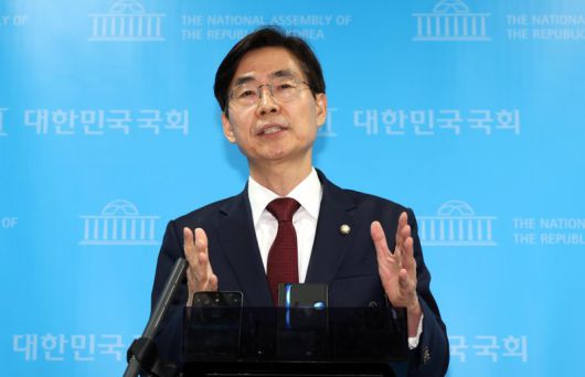 조경태 국민의힘 의원이 10일 오후 서울 여의도 국회 소통관에서 '국민의힘 대선후보 불법교체 즉각 철회 촉구' 기자회견을 마치고 취재진의 질문에 답변하고 있다. 뉴시스