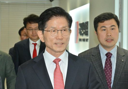 김문수 국민의힘 대선 후보가 11일 오전 서울 여의도 국민의힘 당사 내 대통령 후보실로 들어서고 있다. 뉴시스