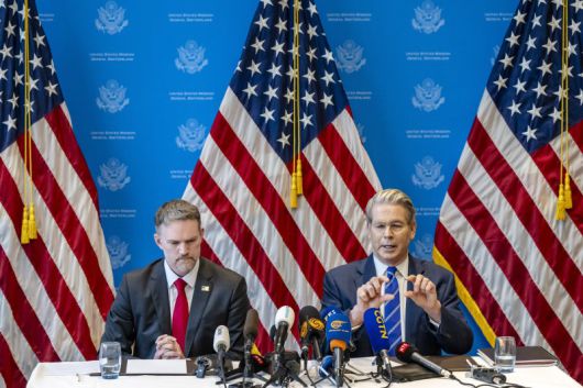 12일(현지시간) 스위스 제네바에서 스콧 베선트 미국 재무장관(오른쪽)과 제이미슨 그리어 미 무역대표부(USTR) 대표가 10일부터 양일간 진행됐던 중국과의 무역협상 결과에 대해 설명하고 있다. EPA연합뉴스