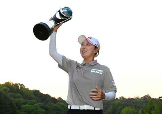 11일 경기도 고양시 뉴코리아CC에서 열린 '레이디스 유러피언투어(LET) 아람코 챔피언십' 최종라운드에서 우승을 차지한 김효주가 트로피를 한손으로 들고 있다.뉴스1