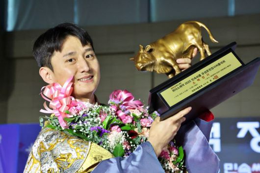 울주군청 해뜨미씨름단 김덕일이 지난 11일 국립 한밭대학교 체육관에서 열린 2025 유성온천 장사씨름대회에서 소백장사에 등극한 뒤 황소 트로피를 들고 미소를 짓고 있다. 울주군 제공