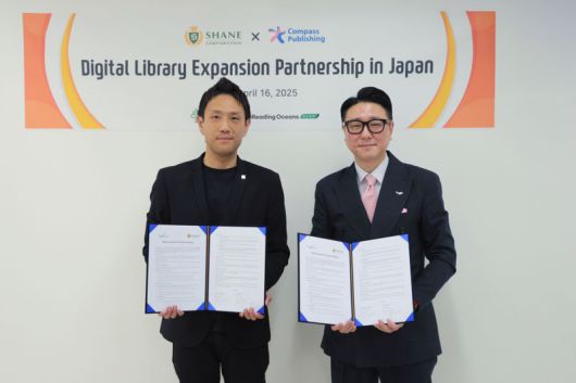 서종윤 웅진컴퍼스 대표이사(오른쪽)와 유야 이시타니 쉐인코퍼레이션 대표가 지난 4월 16일 서울 웅진컴퍼스 사옥에서 업무협약 체결식을 가진 뒤 기념 촬영을 하고 있다. 웅진컴퍼스 제공