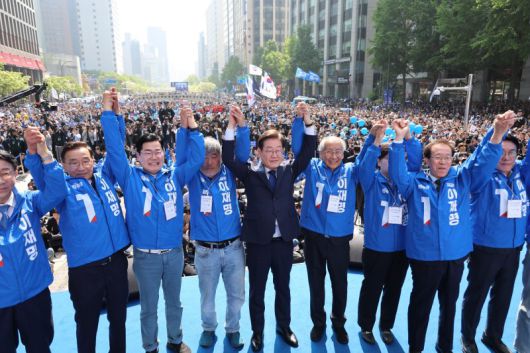 이재명 더불어민주당 대통령 후보가 12일 오전 서울 중구 청계광장에서 '빛의 혁명' 광화문 유세 시작을 알리며 공동선대위원장들과 기념 촬영하고 있다. 사진=뉴스1