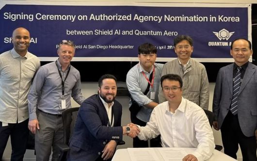 전동근 의장(앞줄 오른쪽)이 지난해 4월 쉴드AI의 아시아 최초 독점 파트너십을 체결한 모습. /사진=퀀텀에어로 홈페이지