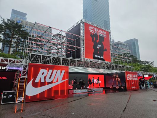 서울 여의도공원에서 열린 '애프터 다크 투어 서울 10K' 행사장에 마련된 나이키 홍보 부스. 사진=이정화 기자