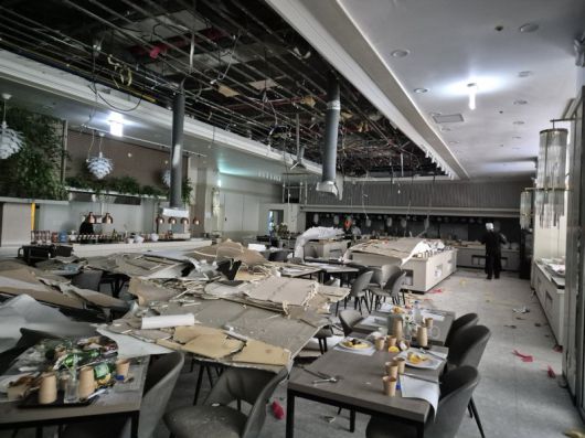 10일 천안 한 웨딩홀 연회장의 천장 마감재가 떨어져 하객들이 다치는 사고가 발생했다. 연합뉴스