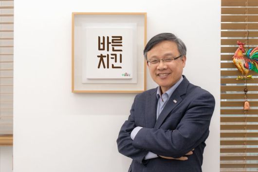 바른치킨을 운영하는 이루에프씨 이근갑 대표가 포즈를 취하고 있다. 이루에프씨 제공