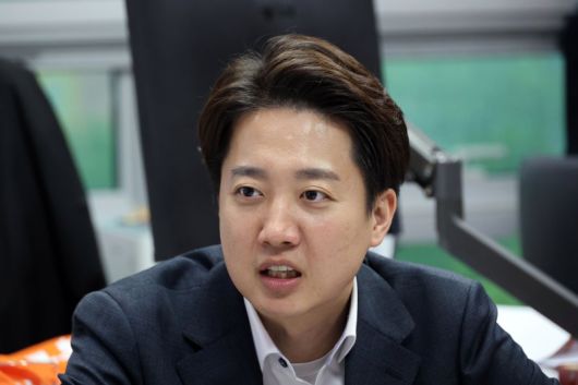 이준석 개혁신당 대선 후보가 지난 9일 국회 의원회관에서 파이낸셜뉴스와 가진 인터뷰에서 범보수 진영의 빅텐트론을 비롯, 탄핵정국에서 치러지는 이번 대선의 의미 등을 포함해 주요 현안에 대한 입장을 밝히고 있다. 사진=서동일 기자