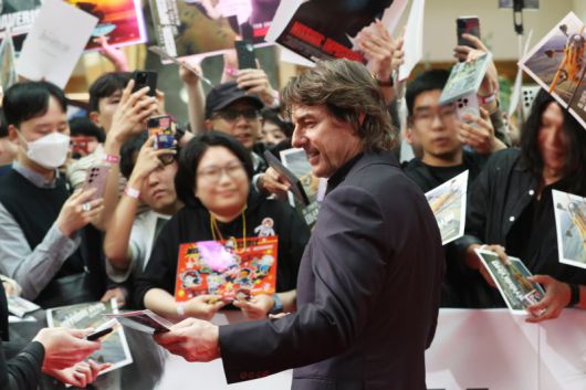 할리우드 배우 톰 크루즈가 지난 8일 서울 송파구 롯데월드 아이스링크에서 열린 영화 '미션 임파서블: 파이널 레코닝' 레드카펫 행사에서 팬서비스를 하고 있다. 연합뉴스