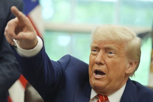 [워싱턴=AP/뉴시스] 사진은 도널드 트럼프 미국 대통령이 지난 8일(현지 시간) 백악관 집무실에서 영국과의 무역합의를 발표하고 있는 모습. 2025.05.09. /사진=뉴시스