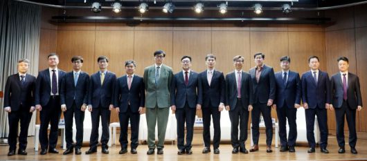 이창용 한국은행 총재, 김병환 금융위원장, 이복현 금융감독원장, 이항용 한국금융연구원 원장이 지난달 3일 서울 중구 은행회관에서 열린 한국은행-한국금융연구원 공동 정책 컨퍼런스 '부동산 신용집중: 현황, 문제점 그리고 개선방안'에서 특별대담에 참석자들과 기념촬영을 하고 있다. 뉴시스화상