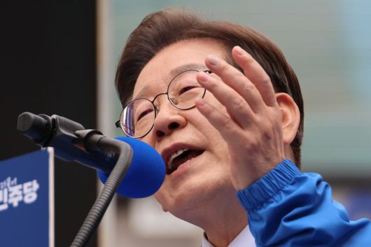 더불어민주당 이재명 대선 후보가 13일 '보수의 심장'이라고 불리는 대구광역시의 동성로 거리에서 집중 유세를 하고 있다. 사진=연합뉴스