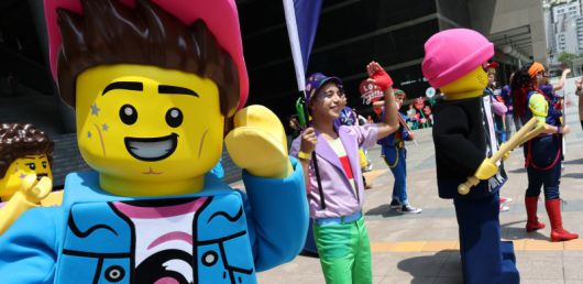 13일 서울 용산역광장에서 '레고 페스티벌'을 홍보하기 위해 열린 플레이 팝 행사에서 레고 코스튬을 한 관계자들이 플래그 행렬을 하고 있다. 오는 6월 11일 UN이 정한 세계놀이의 날을 맞아 열리는 '레고 페스티벌'은 6월 14일까지 아시아에서는 유일하게 춘천 레고랜드에서 진행된다. 사진=연합뉴스