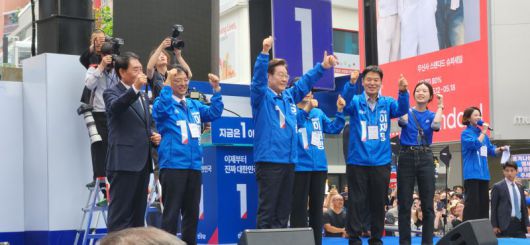 이재명 더불어민주당 대선 후보가 13일 오후 대구시 중구 동성로 옛 대구백화점 앞 중앙무대에서 선거 유세에 앞서 대구시당 관계자들과 함께 인사한 뒤 엄지척을 하고 있다. 김장욱 기자