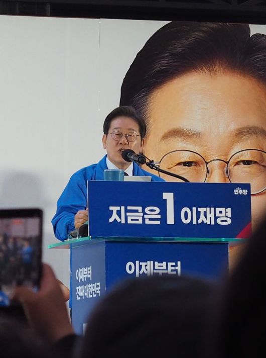 더불어민주당 이재명 대선 후보가 13일 롯데백화점 울산점 광장에서 대선 유세를 벌이고 있다. 이날 이 후보는 대통령과 지도자의 역할을 설명하고 자질을 강조했다. 사진=최수상 기자                                     더불어민주당 이재명 대선 후보가 13일 롯데백화점 울산점 광장에서 열린 유세에서 울산시민들의 많은 지지를 당부하고 있다. 사진=최수상 기자