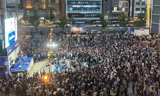 더불어민주당 이재명 대선 후보가 13일 오후 7시 롯데백화점 울산점 광장에서 대선 유세에 나선 가운데 현장에 많은 지지자들이 집결해 있다. 사진=최수상 기자