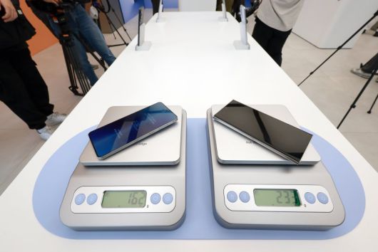 갤럭시 S25 엣지(왼쪽)는 갤럭시 S24 울트라에 비해 성능을 높이고도 무게는 71g 줄였다. 연합뉴스                                      임성택 삼성전자 한국총괄 부사장이 13일 서울 서초구 삼성 강남에서 열린 삼성 '갤럭시 S25 엣지' 미디어 브리핑에서 성능에 대해 설명하고 있다. 갤럭시 S25 엣지의 두께는 5.8㎜로 일반 볼펜 몸통 두께보다 얇다. 뉴시스