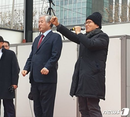 2020년 1월 '문재인 하야 범국민투쟁'을 이끌던 전광훈 목사와 김문수 국민의힘 대선후보. 2020.1.2/뉴스1