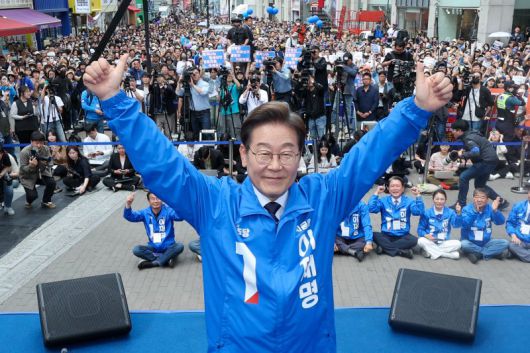 이재명 더불어민주당 대선후보가 13일 보수의 텃밭인 대구 동성로 거리에서 열린 집중 유세에서 연설을 마친 후 두 팔을 번쩍 들어 올리고 있다. 연합뉴스                                    김문수 국민의힘 대선후보가 13일 울산 뉴코아 아울렛 앞에서 열린 선거 유세에서 군중 등 지지자들을 향해 인사하고 있다. 연합뉴스                                    이준석 개혁신당 대선후보가 13일 대구 경북대학교에서 열린 '학식먹자' 행사에서 점심식사를 하기 위해 식판을 들고 이동하고 있다. 연합뉴스