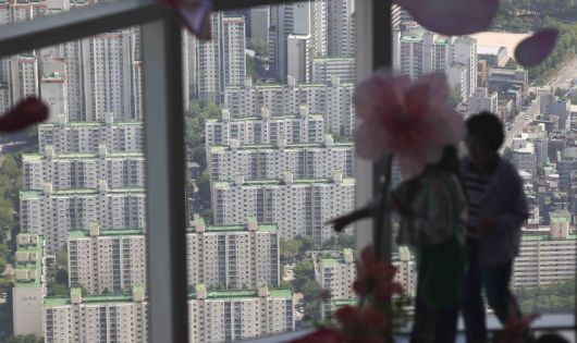 지난 7일 서울 송파구 롯데월드타워 스카이전망대에서 강남 주변 아파트 단지가 보이고 있다. 토지거래허가구역 재지정 이후 재건축 아파트를 중심으로 신고가 행렬이 이어지는 가운데 송파구의 잠실 장미아파트와 주공5단지에서 신고가가 집중됐고, 잠실주공5단지 82.6㎡가 처음으로 40억원을 돌파했다. 강남구 압구정에서도 거래 22건 중 14건(64%)이 신고가였으며, 개포동의 거래 4건 모두 신고가를 기록했다. 대치동 역시 한보미도맨션2차 190㎡가 60억원, 개포우성1차 127㎡가 50억5천만원, 은마아파트 76㎡는 31억4천만원에 거래되며 신고가를 이어갔다. 뉴시스