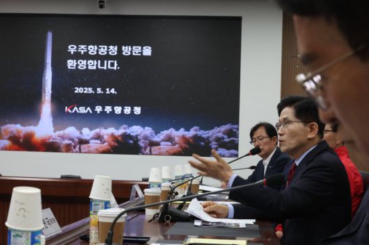 (사천=뉴스1) 김민지 기자 = 김문수 국민의힘 대통령 후보가 경남 사천시 우주항공청에서 열린 간담회에서 자유토론 발언을 하고 있다.(공동취재) 2025.5.14/뉴스1 /사진=뉴스1화상