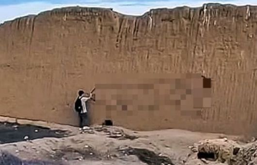 13일(현지시간) 영국 BBC방송 등 외신에 따르면 유네스코 세계문화유산인 ‘찬찬’(Chan Chan) 고고 유적지에서는 최근 정체불명의 관광객이 성벽에 거대 남성 생식기를 그려 넣는 사건이 발생했다. 출처=SNS