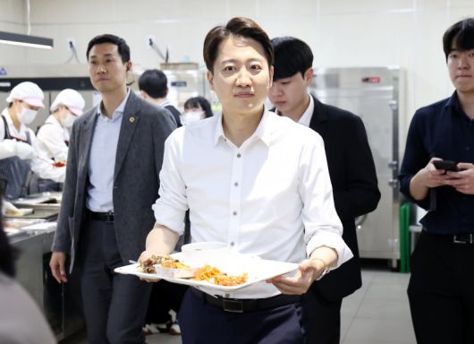 개혁신당 이준석 대선 후보가 15일 서울교육대학교에서 진행한 '학식먹자 이준석' 행사에서 식판을 들고 이동하고 있다. 연합뉴스