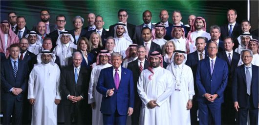 도널드 트럼프 미국 대통령(첫째줄 왼쪽)이 모하메드 빈 살만 사우디 왕세자(첫째줄 오른쪽) 등과 함께 13일(현지시간) 리야드의 킹 압둘 아지즈 국제 콘퍼런스 센터에서 열린 사우디-미국 투자 포럼에서 단체 사진을 찍으며 엄지척을 하고 있다. 엔비디아 젠슨 황 최고경영자(CEO·둘째줄 오른쪽 첫번째)가 미국 및 사우디 주요 관계자들과 함께 서 있다. AFP연합뉴스