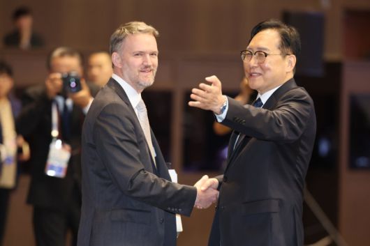 美 USTR 대표 만난 정인교 본부장. 정인교 산업통상자원부 통상교섭본부장(오른쪽)과 제이미슨 그리어 미국 무역대표부(USTR) 대표가 15일 제주 서귀포시 제주국제컨벤션센터(ICC)에서 진행된 아시아태평양경제협력체(APEC) 통상장관회의 개막식에서 기념촬영을 하고 있다. 연합뉴스