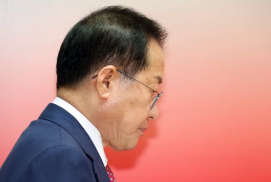 홍준표 국민의힘 대선 경선 후보가 21일 서울 여의도 캠프 사무실에서 복지 관련 공약 발표를 하기 전 생각에 잠겨 있다. 2025.04.21. /사진=뉴시스