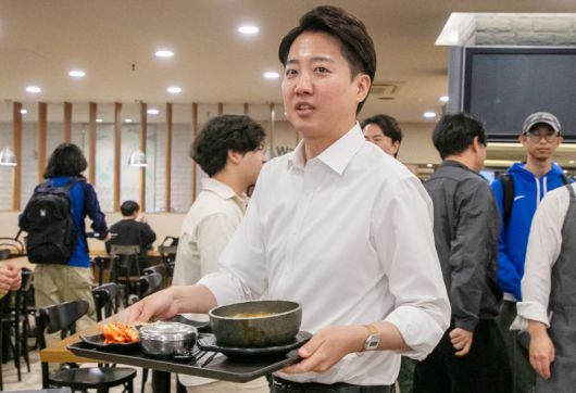 이준석 개혁신당 대통령 후보가 지난 12일 서울 서대문구 연세로 연세대학교에서 본격적인 선거 유세 활동에 나서며 학생들과 만나 점심 식사를 위해 학생식당을 이용하고 있다. 공동취재