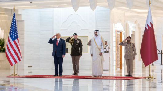 도널드 트럼프 미국 대통령이 14일(현지시간) 카타르 수도 도하의 루사일 궁전에서 열린 국빈 만찬에 참석헤 미국 국기에 경례하고 있다. UPI연합뉴스