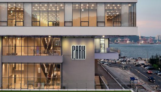 부산 영도구의 대표적인 관광 랜드마크 가운데 하나로 급부상하고 있는 복합문화공간 '피.아크(P.ARK)' 전경. 피아크 제공                                      부산 영도구의 복합문화공간 피아크의 2층 오션가든에서 야외공연 행사가 열리고 있는 모습.