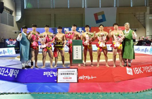 울주군 해뜨미씨름단 선수와 감독이 지난 15일 국립 한밭대학교 체육관에서 열린 위더스제약 2025 민속씨름 유성온천 장사씨름대회에서 단체전 우승을 기념하고 있다. 울주군 제공