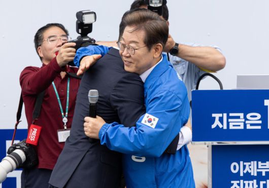 이재명 더불어민주당 대선 후보와 김상욱 의원이 16일 전북 익산 유세 현장에서 만나 포옹하고 있다. 뉴시스