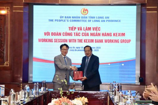 최우영 한국수출입은행 대표(왼쪽)와 응우옌 민 람 롱안성 인민위원회 부회장이 회의를 마치고 악수를 나누고 있다. 롱안성 제공